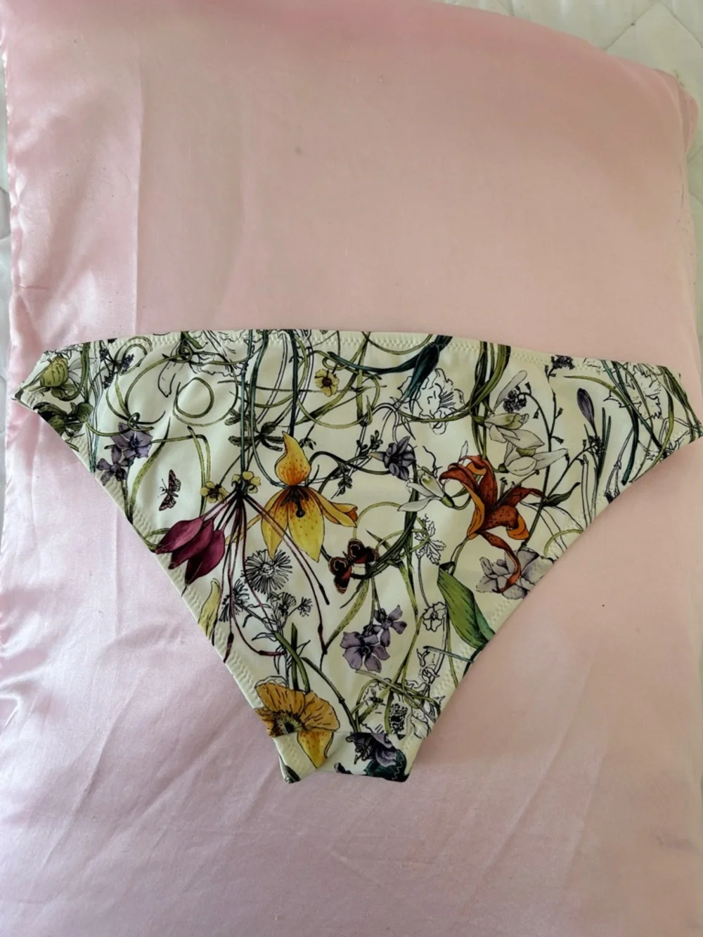 Gucci Floral Silk bikini bottoms in Ivory with Purple & Yellow Flowers - Picture 4 of 4